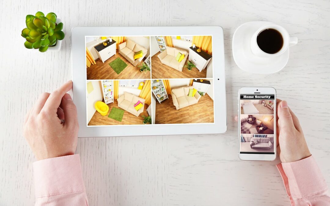 tablette et smartphone avec la vue des cameras d'un système de videosurveillance dans une maison