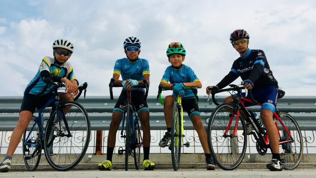 casque-de-velo-connecte-jeunes-cyclistes