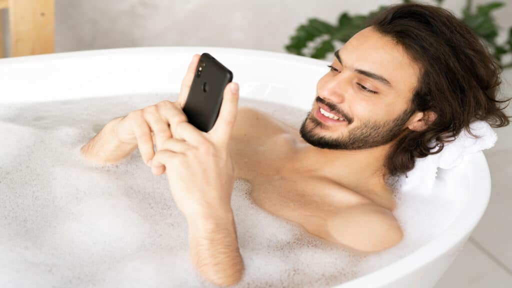 arlo-video-doorbell-smartphone-bain