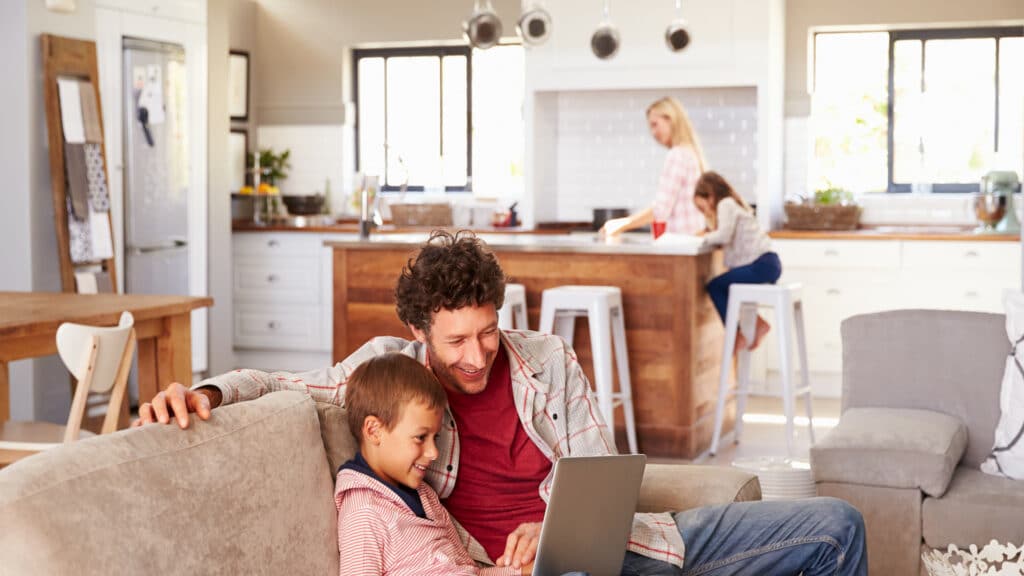 eclairage-circadien-famille-en-activite-dans-la-maison